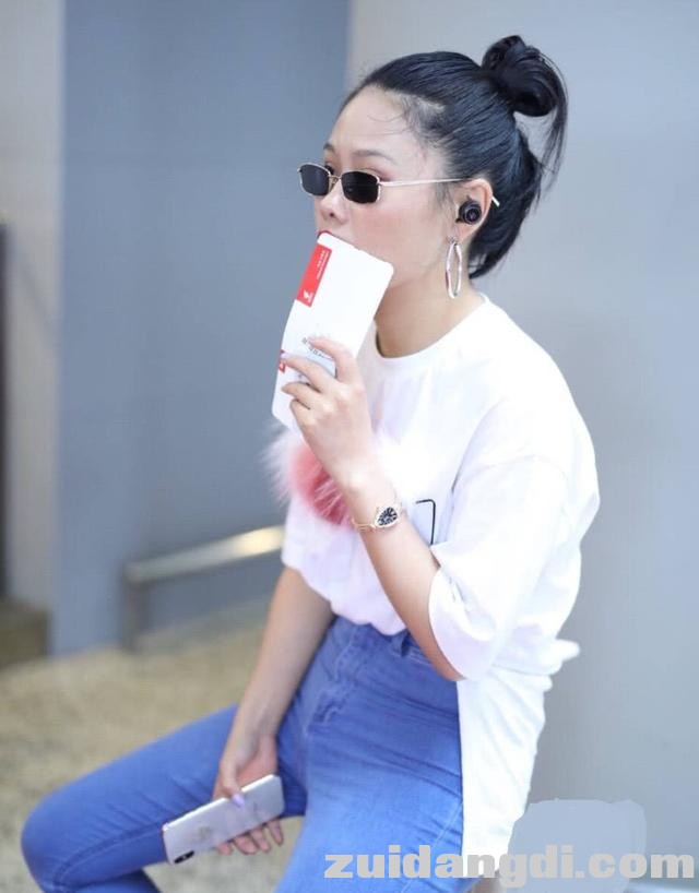 袁娅维身穿紧身牛仔裤，却暴露了小短腿，戴墨镜倒也挺有气质-1.jpg