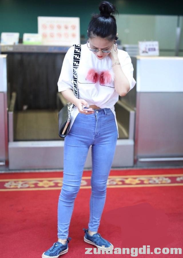 袁娅维身穿紧身牛仔裤，却暴露了小短腿，戴墨镜倒也挺有气质-2.jpg