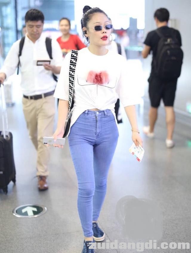 袁娅维身穿紧身牛仔裤，却暴露了小短腿，戴墨镜倒也挺有气质-3.jpg