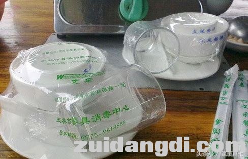 在外面吃饭，用开水烫餐具来消毒管用吗？真相是这样的-1.jpg