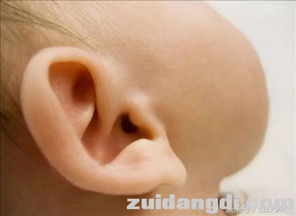 孩子最近挠耳朵，恶心呕吐要当心，不及时治疗可能耳聋-2.jpg