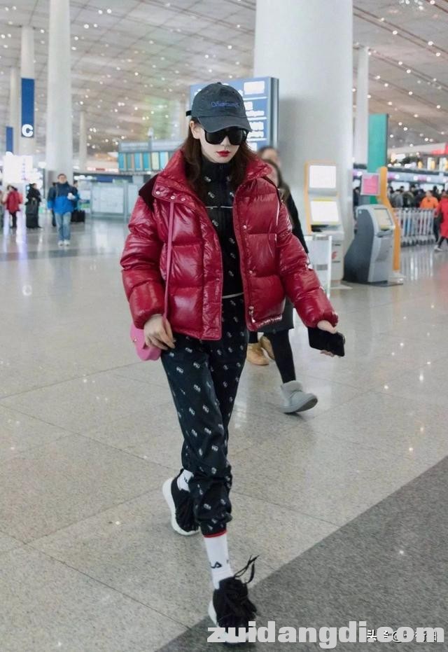戚薇放大招了，竟穿了羽绒服和睡衣现身机场，混搭界的扛把子啊！-1.jpg