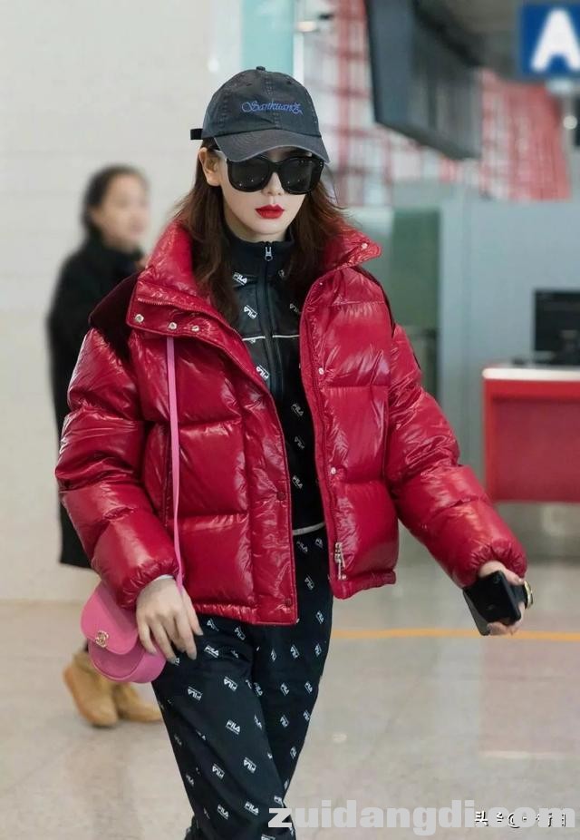 戚薇放大招了，竟穿了羽绒服和睡衣现身机场，混搭界的扛把子啊！-2.jpg