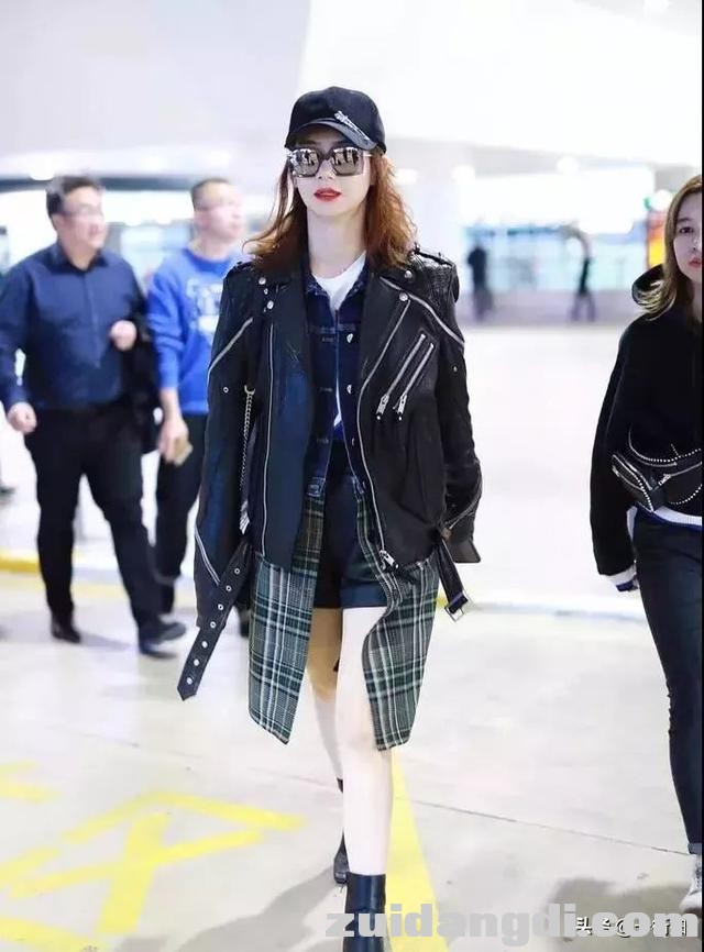 戚薇放大招了，竟穿了羽绒服和睡衣现身机场，混搭界的扛把子啊！-6.jpg