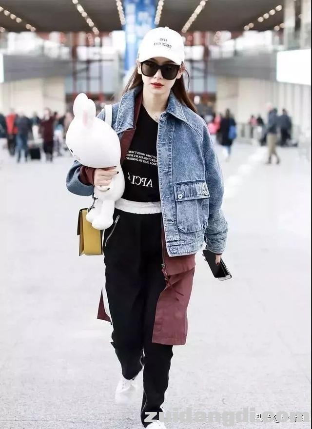 戚薇放大招了，竟穿了羽绒服和睡衣现身机场，混搭界的扛把子啊！-7.jpg