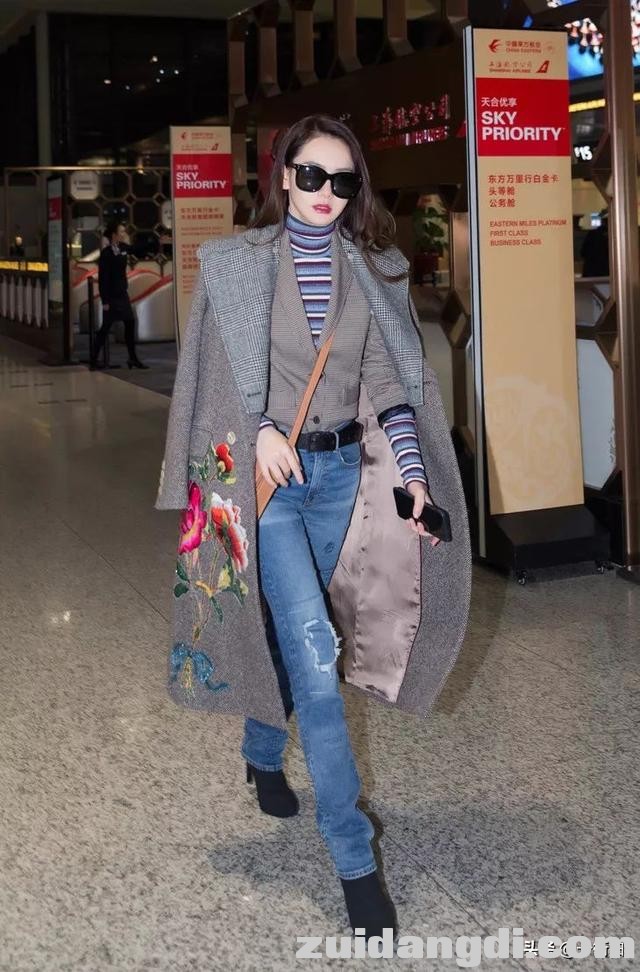 戚薇放大招了，竟穿了羽绒服和睡衣现身机场，混搭界的扛把子啊！-9.jpg