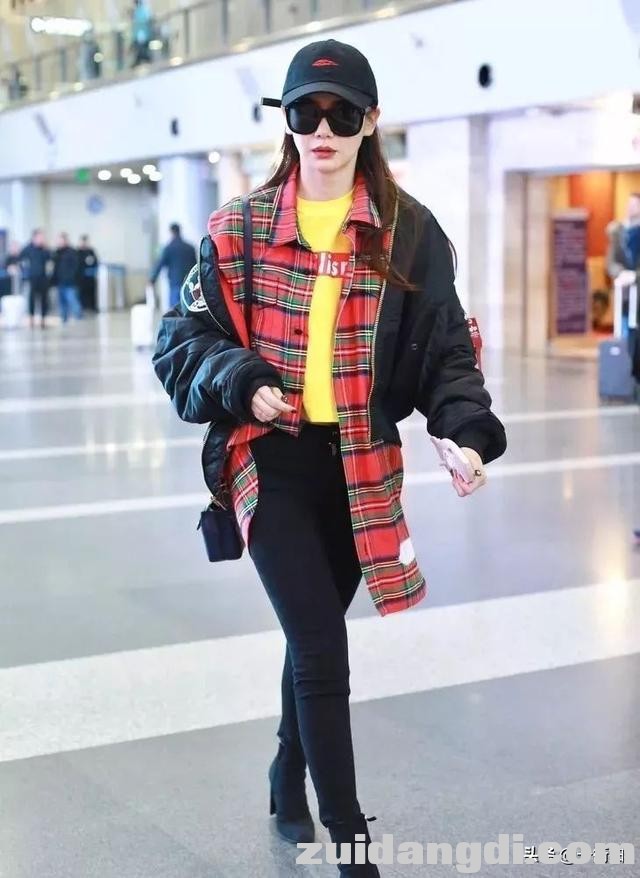 戚薇放大招了，竟穿了羽绒服和睡衣现身机场，混搭界的扛把子啊！-3.jpg
