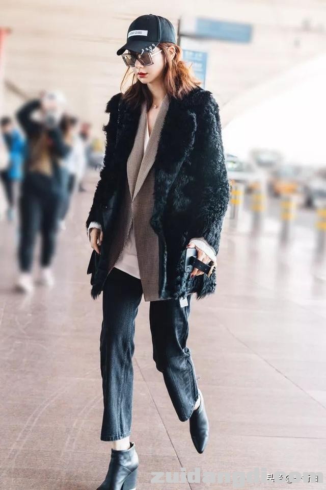 戚薇放大招了，竟穿了羽绒服和睡衣现身机场，混搭界的扛把子啊！-5.jpg