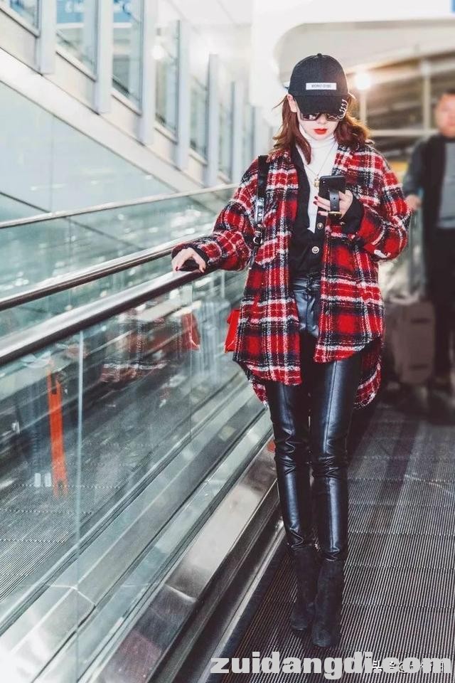 戚薇放大招了，竟穿了羽绒服和睡衣现身机场，混搭界的扛把子啊！-4.jpg