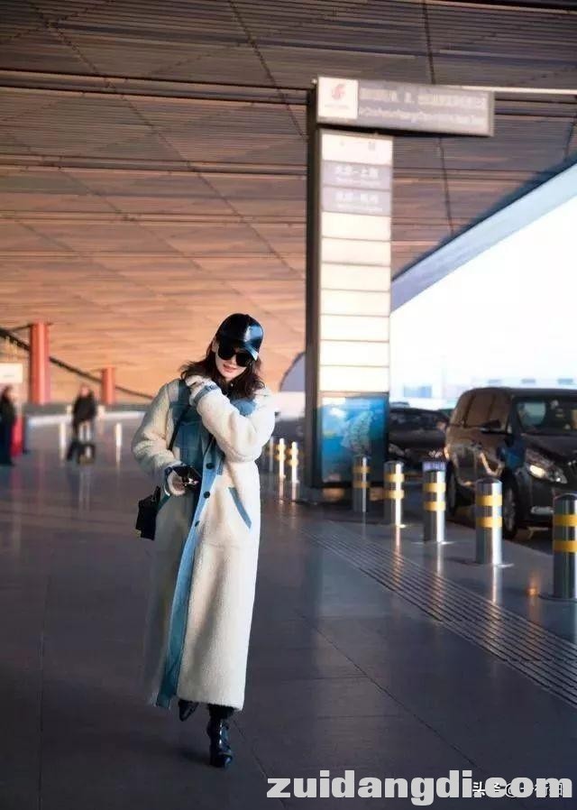 戚薇放大招了，竟穿了羽绒服和睡衣现身机场，混搭界的扛把子啊！-12.jpg