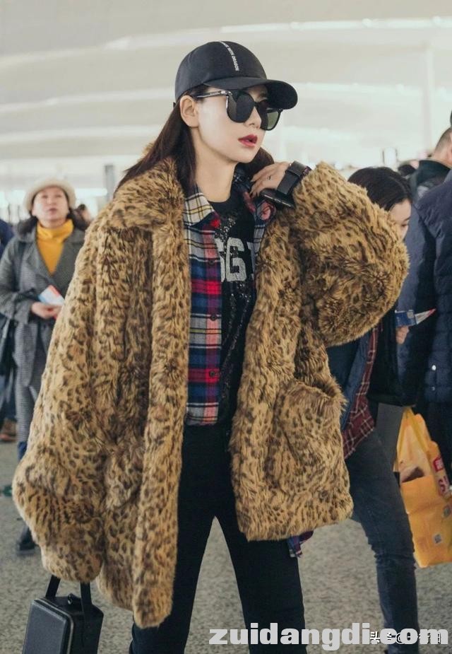 戚薇放大招了，竟穿了羽绒服和睡衣现身机场，混搭界的扛把子啊！-13.jpg