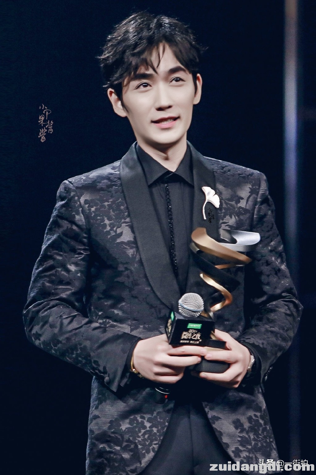 31岁朱一龙获封“京城第一美男“，出席活动沧桑干瘪，发生了啥？-1.jpg