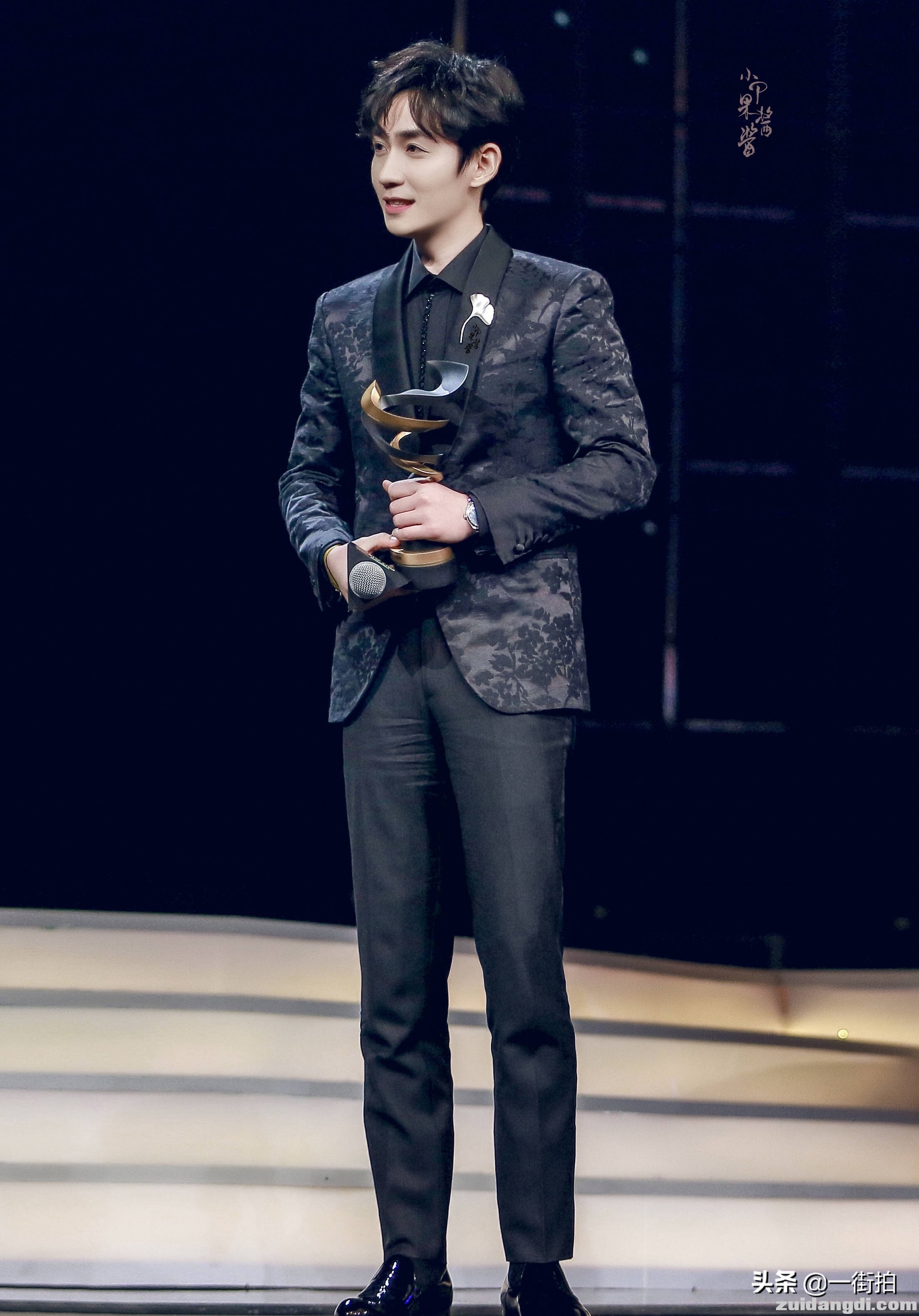 31岁朱一龙获封“京城第一美男“，出席活动沧桑干瘪，发生了啥？-2.jpg