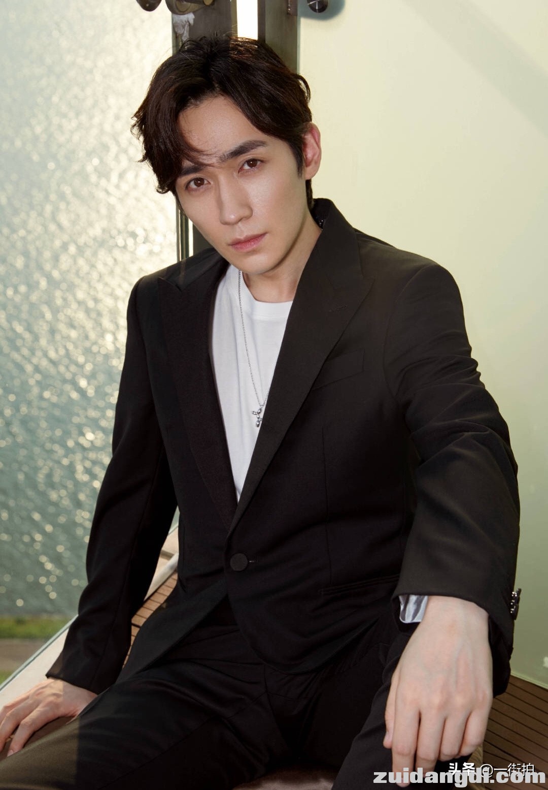 31岁朱一龙获封“京城第一美男“，出席活动沧桑干瘪，发生了啥？-6.jpg