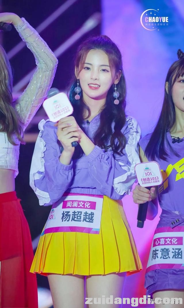 “村花”杨超越拿奖拿到手软？网友：我更关系她的初恋穿搭！-8.jpg