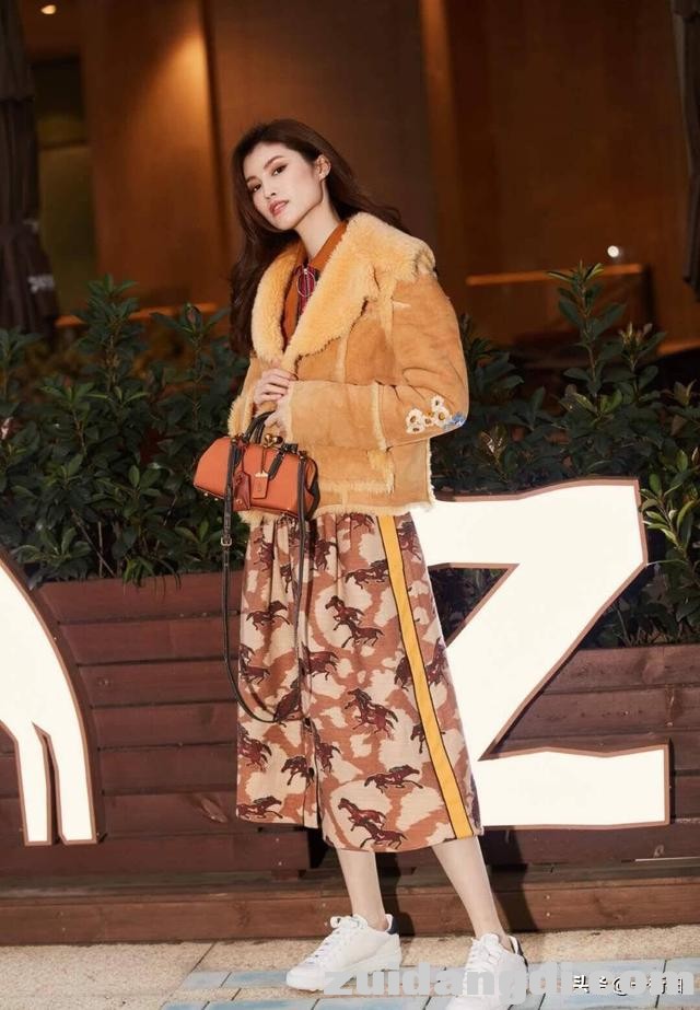 维密天使何穗为你示范冬季正确穿搭姿势，绝对赚到了！-5.jpg