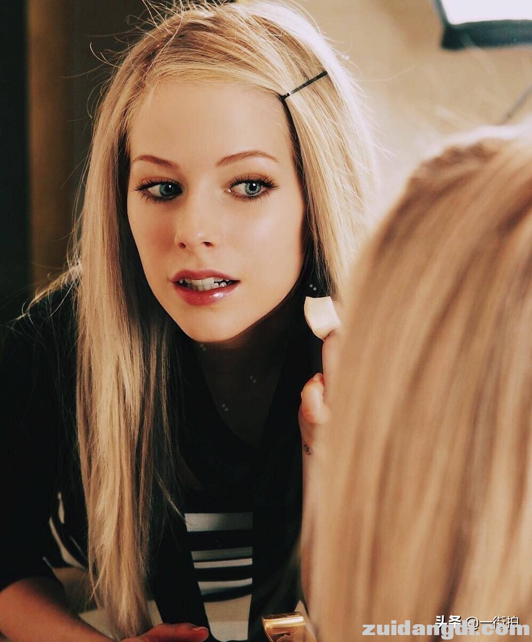 35岁艾薇儿淡妆美上热搜！卸掉标志烟熏，一双蓝眸似仙女转世！-7.jpg
