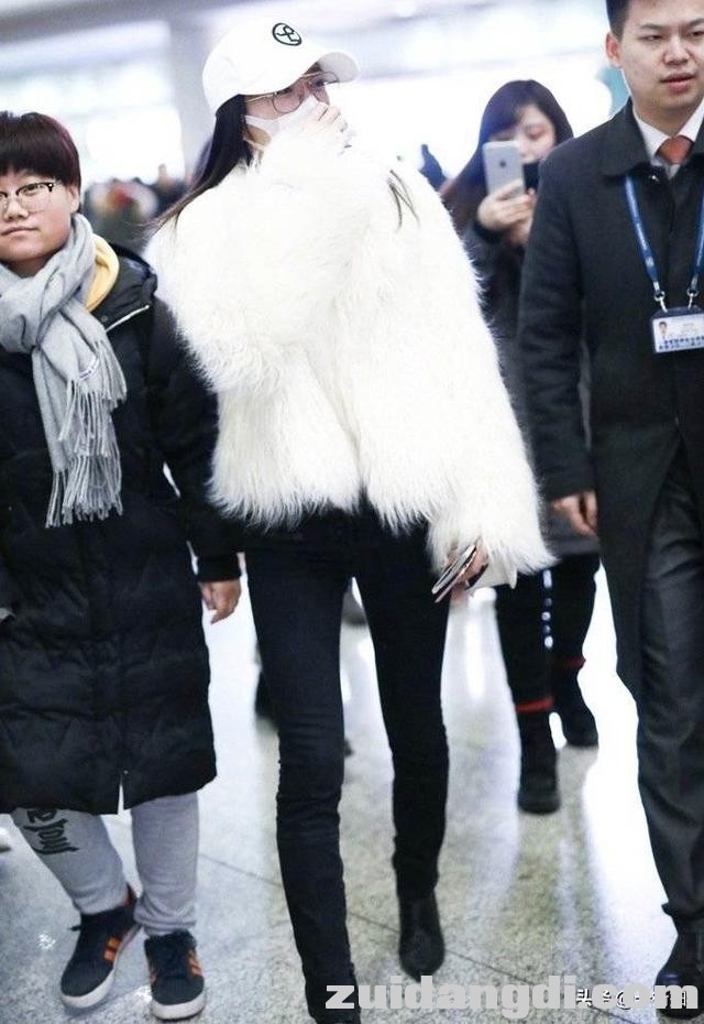 38岁秦岚太壕了，穿貂毛大衣亮相！你是不是也差一件毛绒外套呢？-1.jpg
