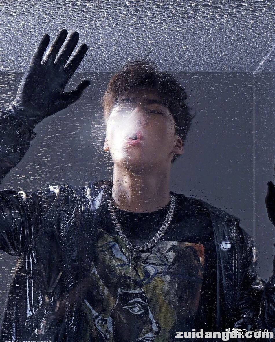 李易峰《时装 L'OFFICIEL》二月刊封面，各种风格都能hold住！-4.jpg