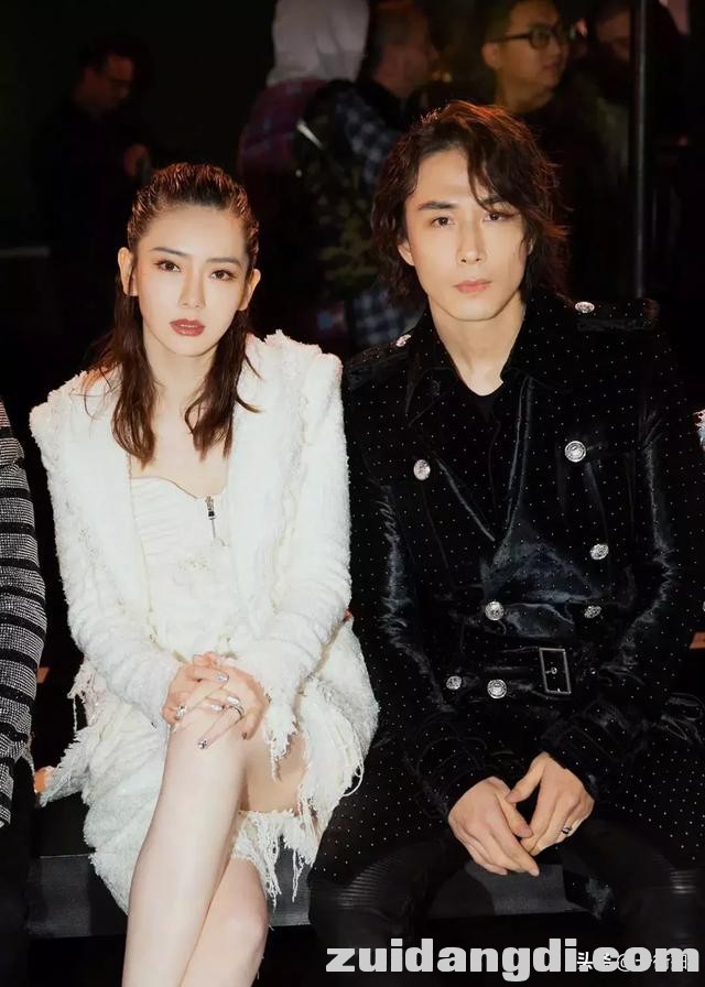戚薇“乞丐”装李承铉扮黑骑士亮相时装周，这黑白CP有点不像话！-2.jpg