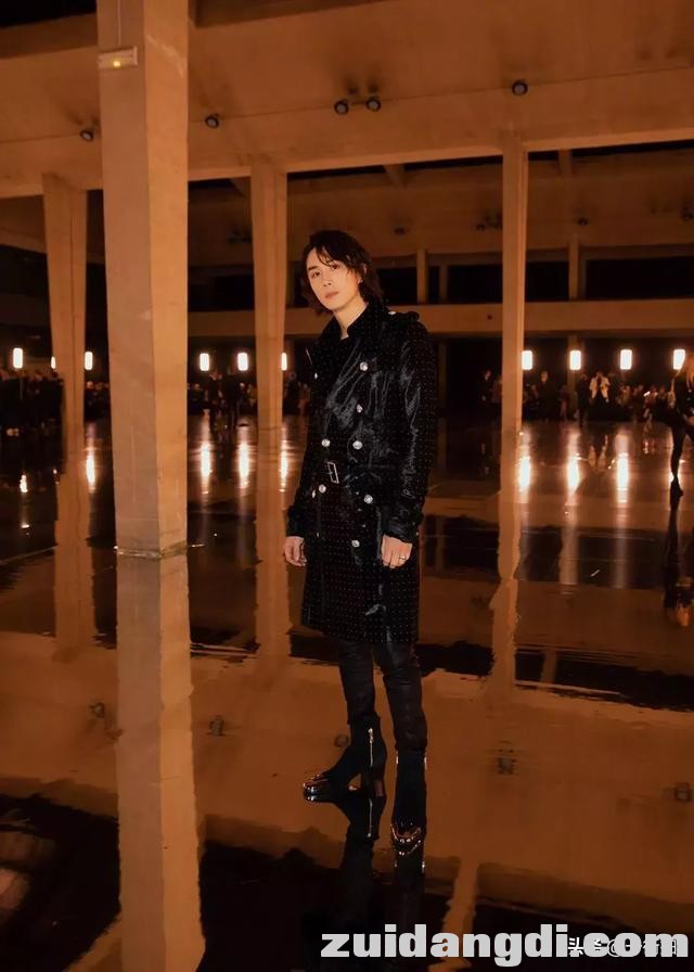 戚薇“乞丐”装李承铉扮黑骑士亮相时装周，这黑白CP有点不像话！-8.jpg