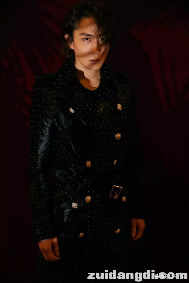 戚薇“乞丐”装李承铉扮黑骑士亮相时装周，这黑白CP有点不像话！-9.jpg