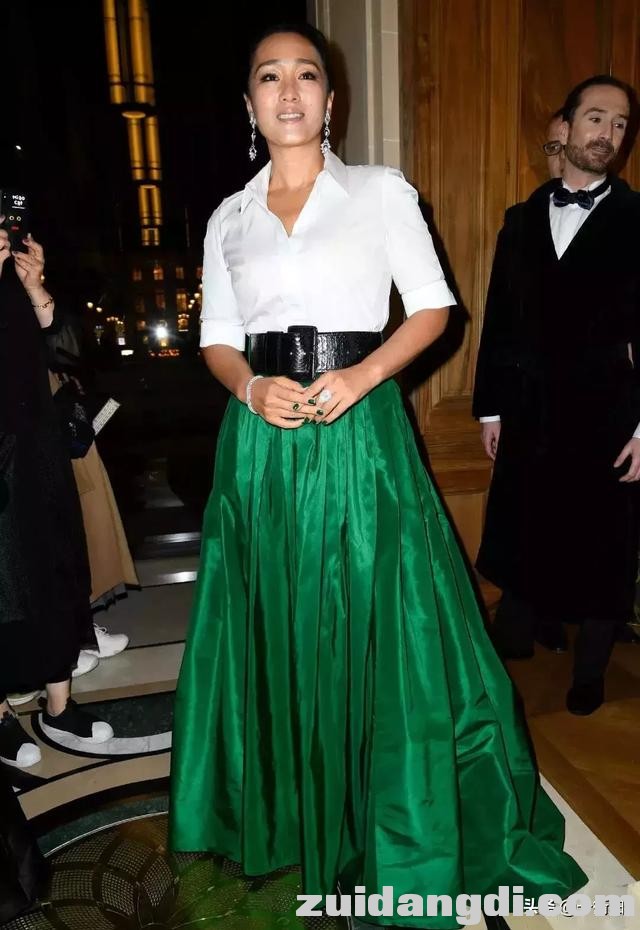 54岁巩俐白衣绿裙似“女王”现身巴黎，周冬雨白裙秀平胸惨兮兮？-4.jpg