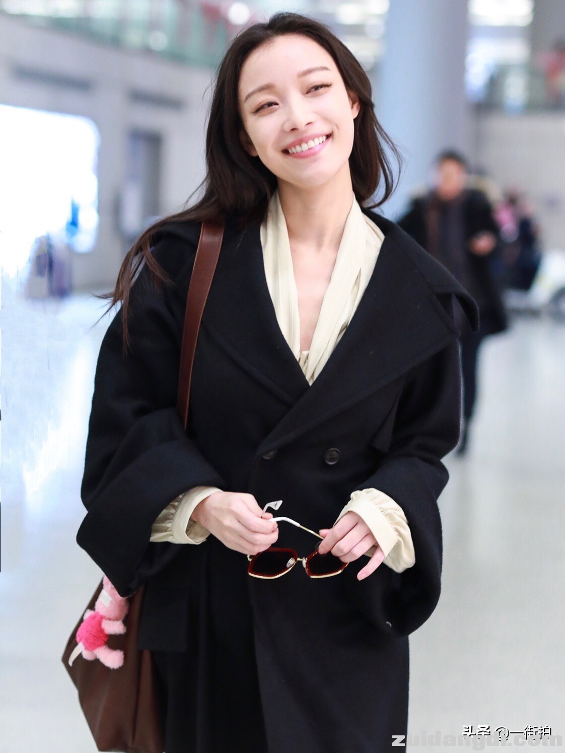 倪妮身穿黑色大衣现身机场，气场十足，真是风情万种的酷！-4.jpg