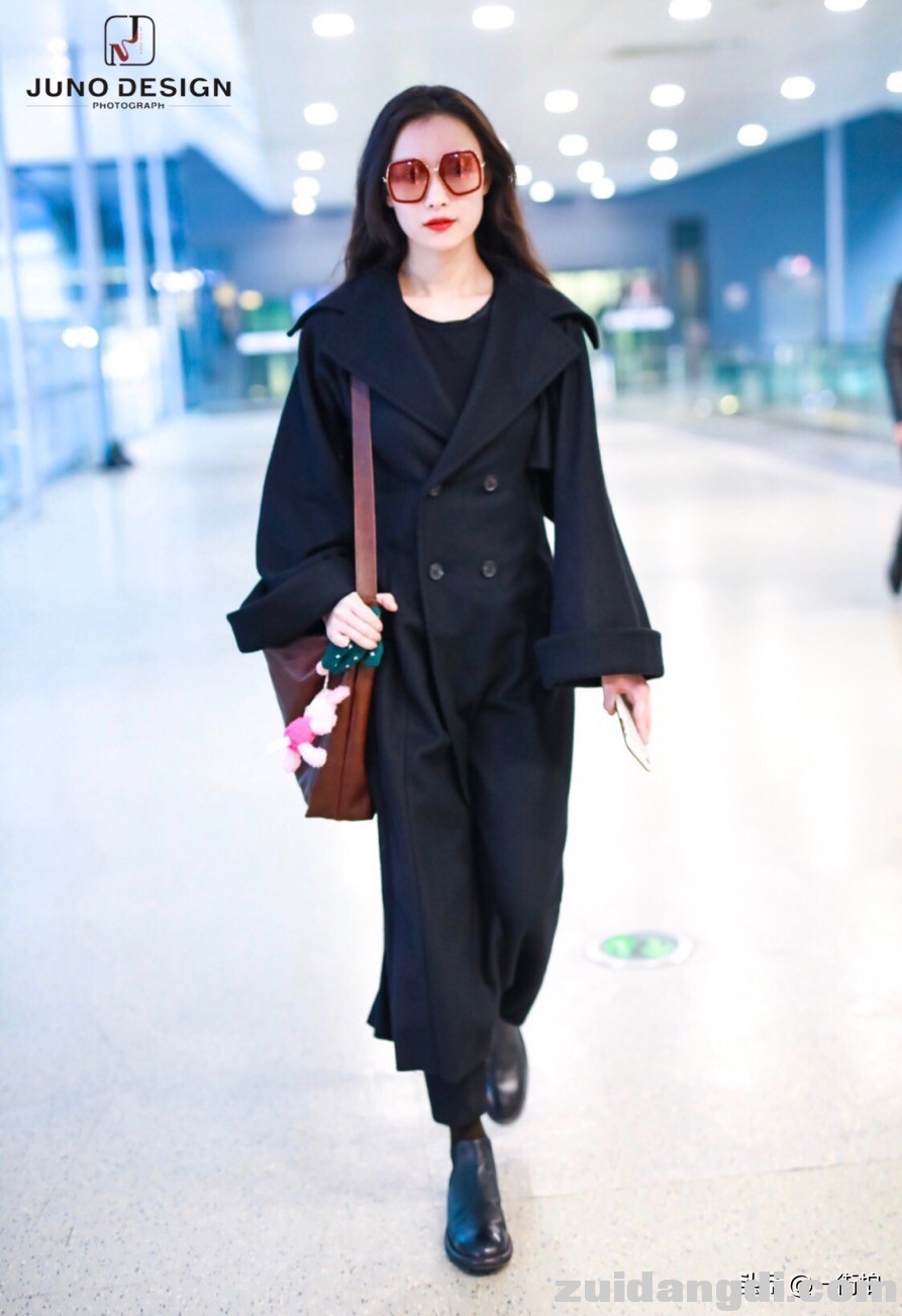 倪妮身穿黑色大衣现身机场，气场十足，真是风情万种的酷！-2.jpg