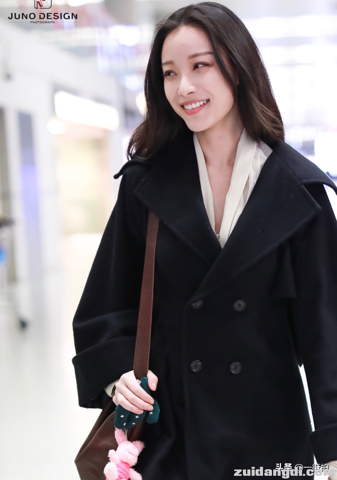 倪妮身穿黑色大衣现身机场，气场十足，真是风情万种的酷！-3.jpg
