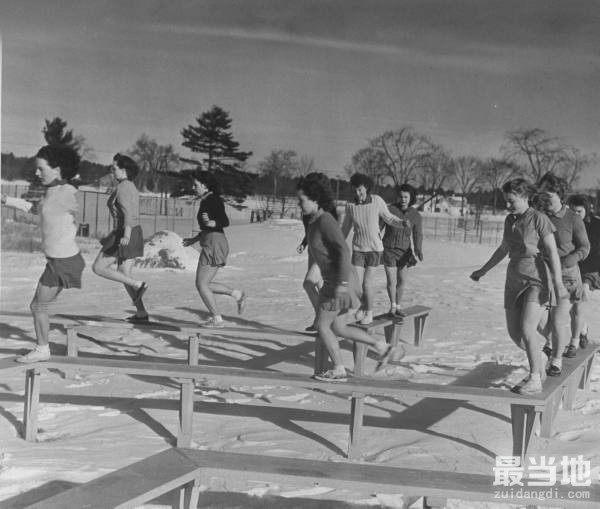 二战期间美国女大学生寒冬短裤训练照，在国家需要时随时走向战场-2.jpg