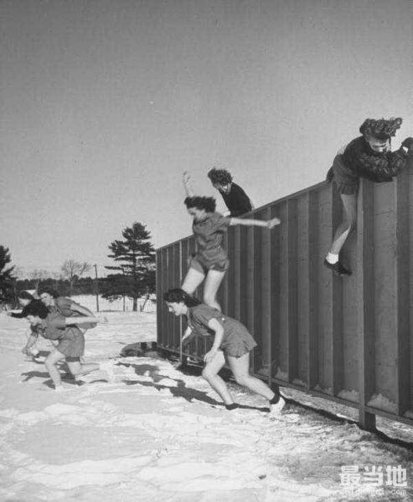 二战期间美国女大学生寒冬短裤训练照，在国家需要时随时走向战场-6.jpg