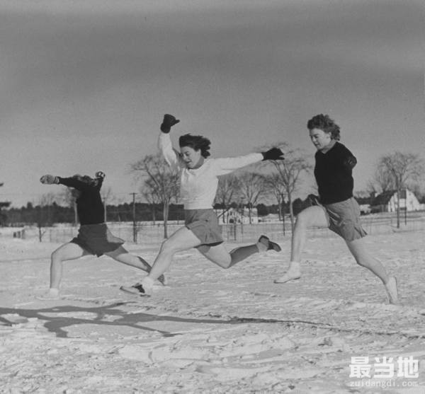二战期间美国女大学生寒冬短裤训练照，在国家需要时随时走向战场-7.jpg