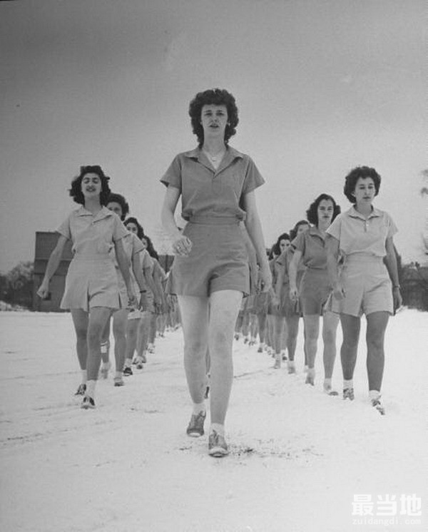 二战期间美国女大学生寒冬短裤训练照，在国家需要时随时走向战场-8.jpg