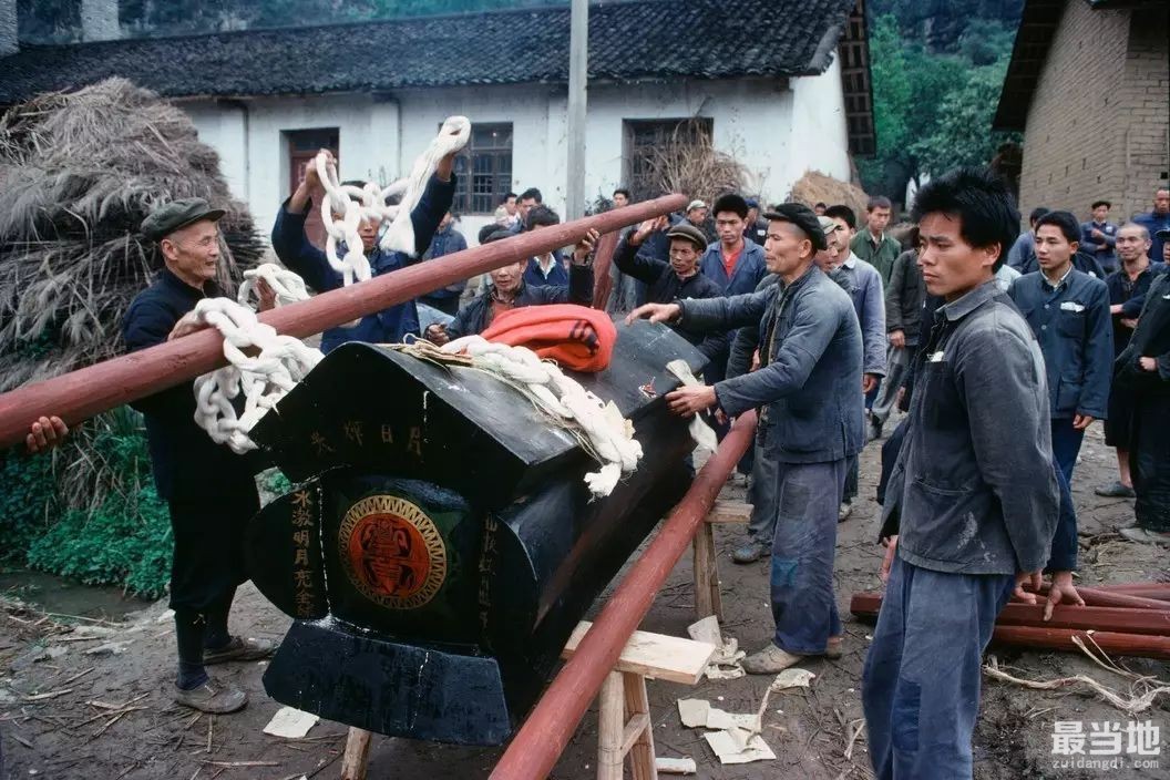 老照片：法国摄影师记录1980年的桂林，一场传统葬礼正在举行-1.jpg