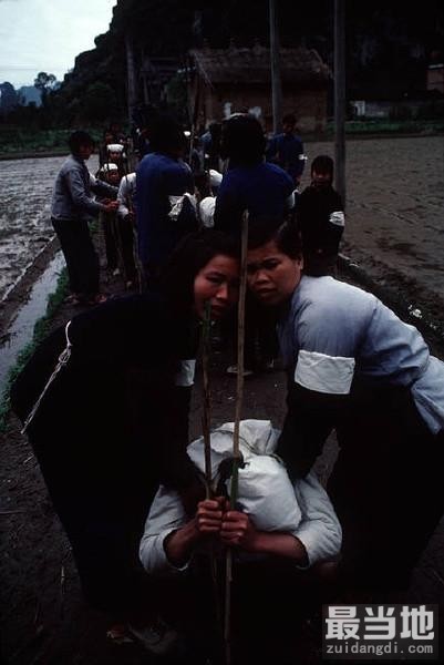 老照片：法国摄影师记录1980年的桂林，一场传统葬礼正在举行-7.jpg