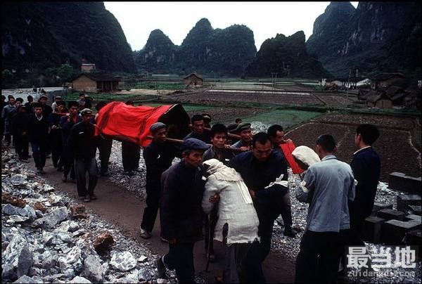 老照片：法国摄影师记录1980年的桂林，一场传统葬礼正在举行-6.jpg
