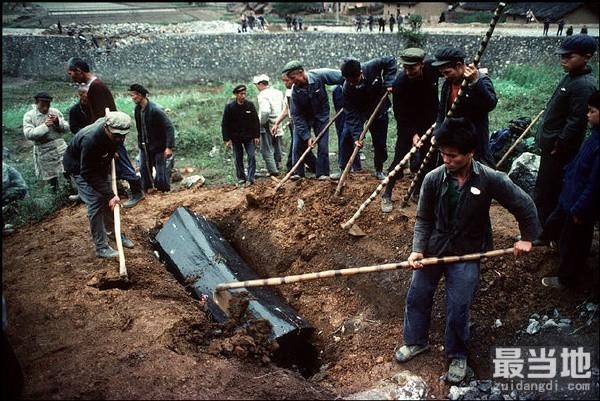 老照片：法国摄影师记录1980年的桂林，一场传统葬礼正在举行-5.jpg