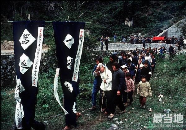 老照片：法国摄影师记录1980年的桂林，一场传统葬礼正在举行-2.jpg