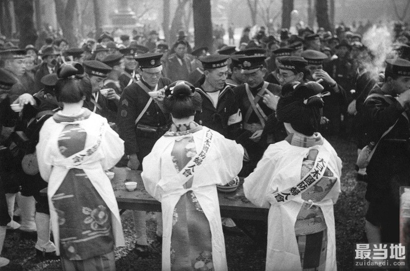直击战争期间日本女人的生活：穿着短裤挖煤，慰劳前方官兵-9.jpg