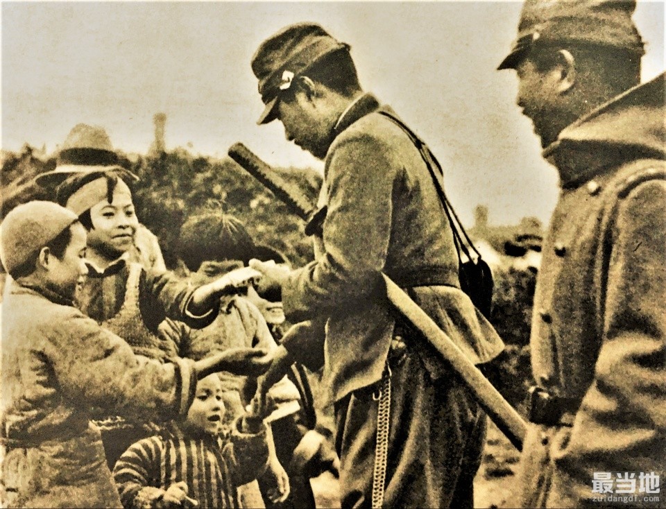 老照片：侵华日军丑陋的嘴脸，图10强迫占领区儿童学习日语-9.jpg