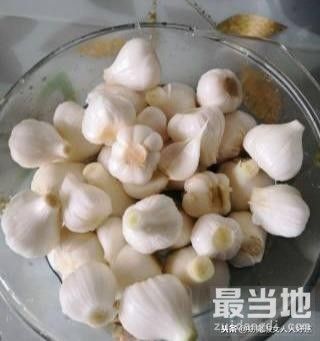 腌糖蒜 ，鲜蒜上市的季节，正是腌制糖蒜的好时候。-2.jpg