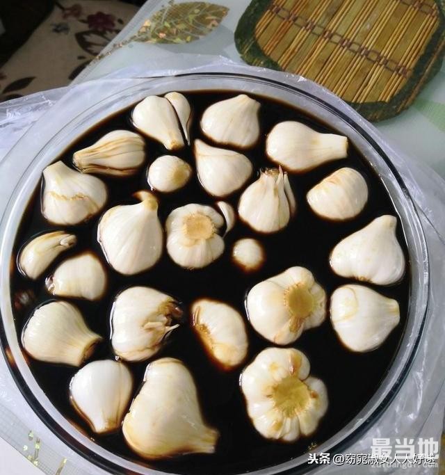 腌糖蒜 ，鲜蒜上市的季节，正是腌制糖蒜的好时候。-1.jpg