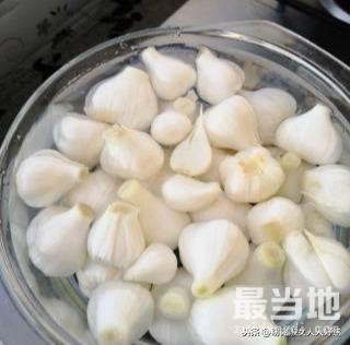腌糖蒜 ，鲜蒜上市的季节，正是腌制糖蒜的好时候。-3.jpg