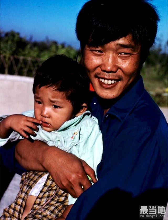 镜头下：老照片里的爸爸身影，还记得小时候爸爸抱着你的场景吗？-8.jpg