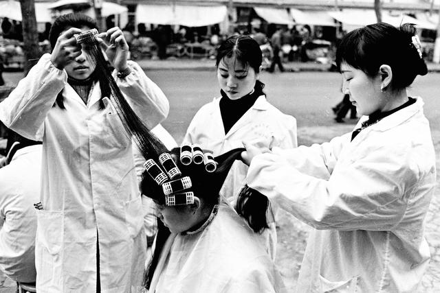老照片：80年代的西安市井生活，染发、烫发开始在城市流行-8.jpg