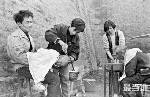 老照片：80年代的西安市井生活，染发、烫发开始在城市流行-10.jpg