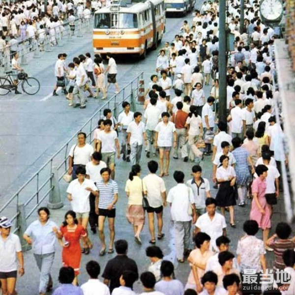 老照片：80年代正在崛起中的上海，当时如果买套房现在会怎样？-6.jpg