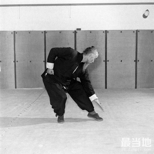 老照片：1948年69岁的武术大师佟忠义演示中国功夫-1.jpg