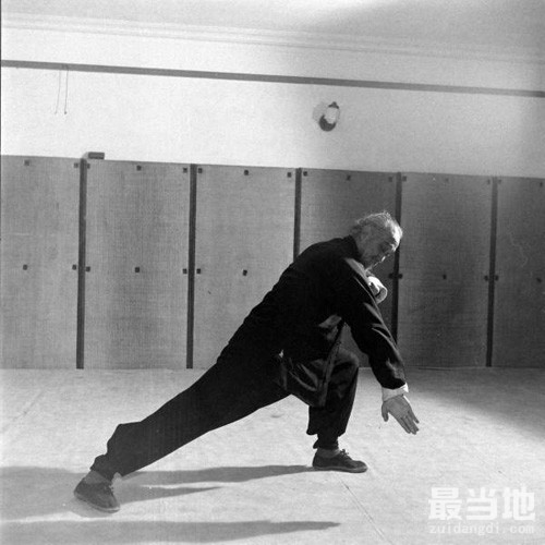 老照片：1948年69岁的武术大师佟忠义演示中国功夫-2.jpg